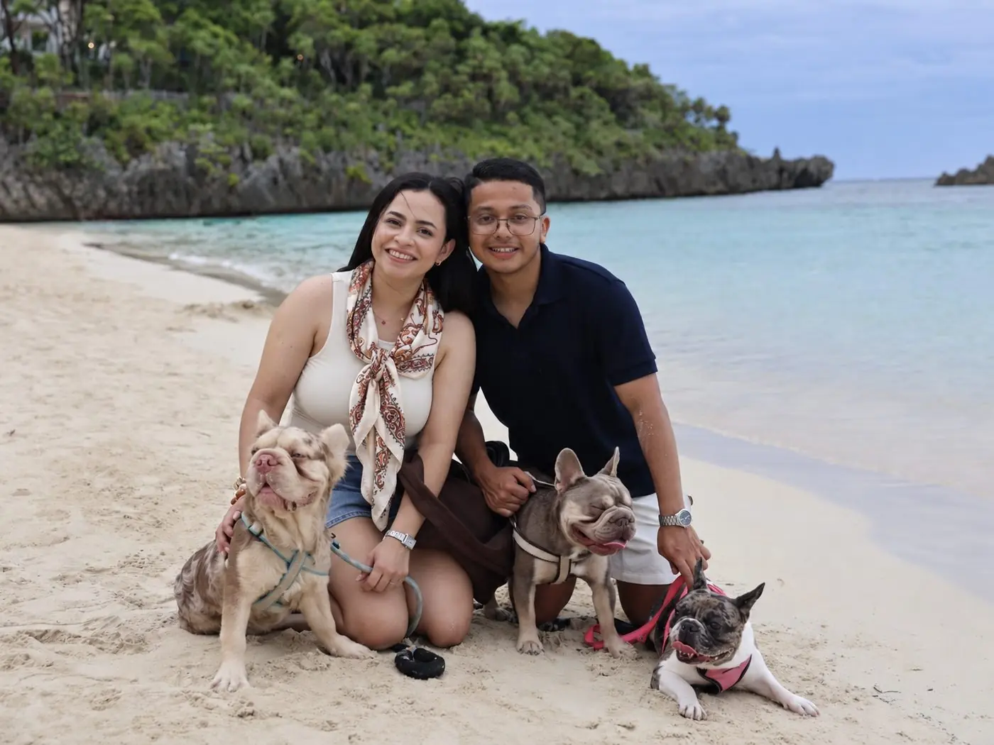 Jean y Lizzy en la playa con tres de sus Bulldogs Franceses